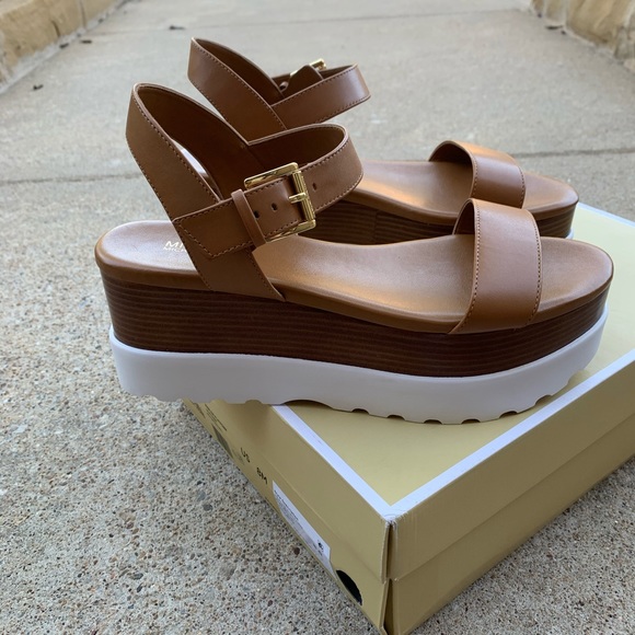 New Mk sandals 🥰 super stylish - Picture 2 of 10